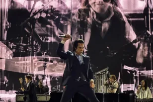 Nick Cave and The Bad Seeds: Μια καθηλωτική συναυλία και μια ασύλληπτη εμφάνιση στο Release Athens 2026