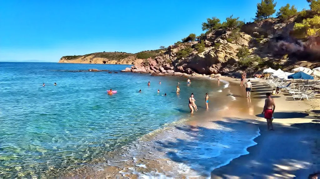Το ελληνικό καλοκαίρι έγινε... είδος πολυτελείας: Ένας κατώτατος μισθός για ένα 5ήμερο!