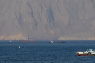 Συναγερμός ανοιχτά του Ομάν: Άγνωστο βλήμα χτύπησε δεξαμενόπλοιο