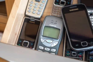 Smartphones: Γιατί οι χρήστες κρατούν τα κινητά τους όλο και περισσότερο – Το «χάσμα εμπιστοσύνης» που φρενάρει την αγορά