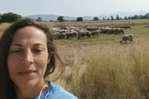 «Γυναίκες τολμήστε» – Η Αννα Παπαζαφείρη έσπασε τα στερεότυπα ως πρόεδρος του Αγροκτηνοτροφικού Συλλόγου Δυτικής Αχαΐας