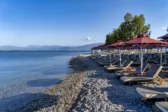 Ξαπλώστρα ή... πολυτέλεια; Οι τιμές στις οργανωμένες παραλίες της Αχαΐας το καλοκαίρι του 2026