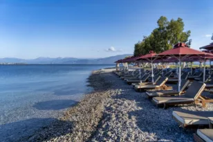 Ξαπλώστρα ή… πολυτέλεια; Οι τιμές στις οργανωμένες παραλίες της Αχαΐας το καλοκαίρι του 2026