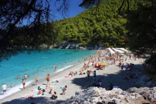 Σκόπελος: 70χρονος ανώμαλος προσέγγιζε παιδάκια με κατεβασμένο παντελόνι...