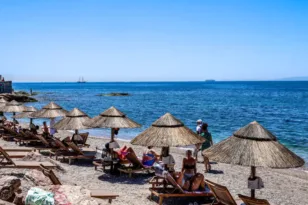 Σαρωτικοί έλεγχοι στις παραλίες: Συνελήφθη 72χρονος στην Ανάβυσσο για 400 παράνομες ξαπλώστρες