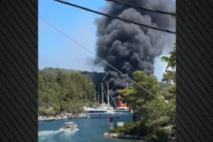 Φωτιά σε τουριστικό ημερόπλοιο