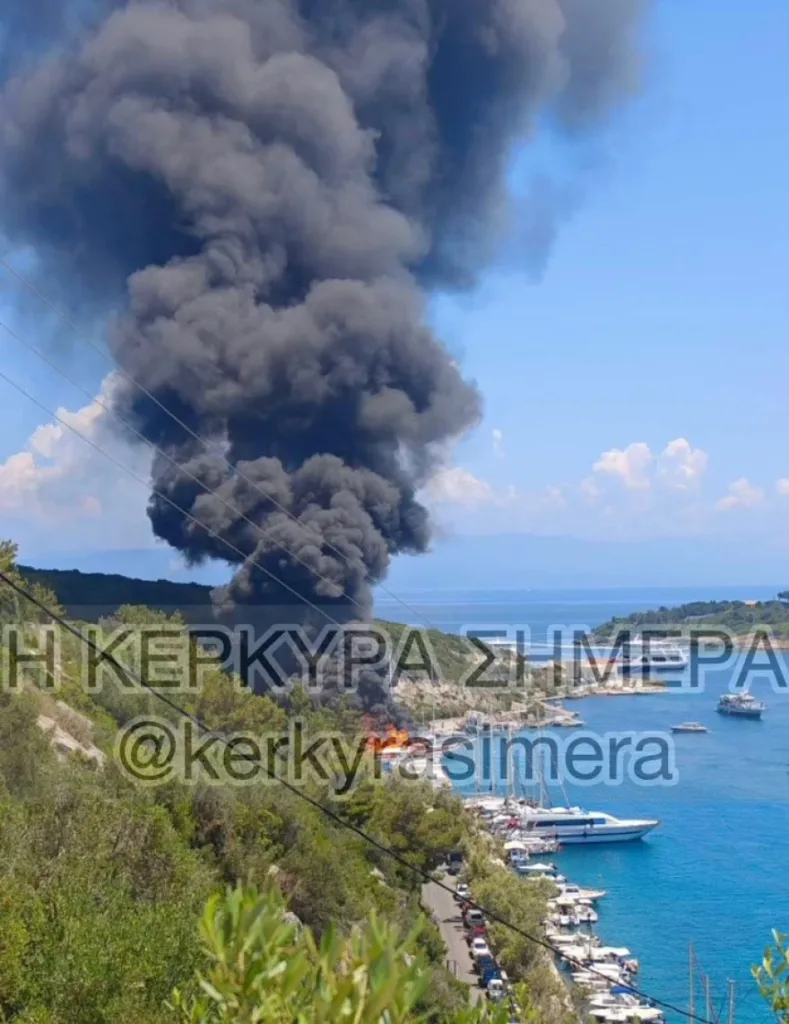 Παξοί: Φωτιά σε τουριστικό ημερόπλοιο – Οι φλόγες επεκτάθηκαν και σε δεύτερο σκάφος ΦΩΤΟ-ΒΙΝΤΕΟ