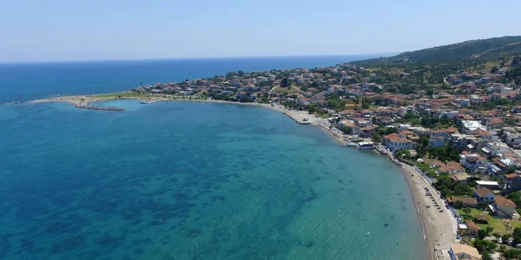Το ελληνικό καλοκαίρι έγινε... είδος πολυτελείας: Ένας κατώτατος μισθός για ένα 5ήμερο!