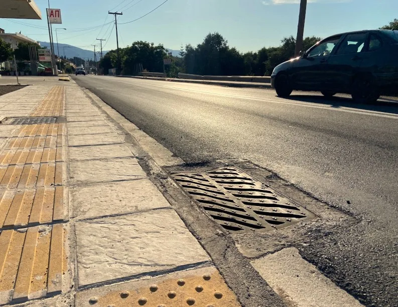 Ναύπακτος: Ολοκληρώθηκαν τα νέα πεζοδρόμια στην ανατολική πλευρά με αγωγό ομβρίων
