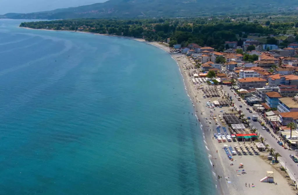 Το ελληνικό καλοκαίρι έγινε... είδος πολυτελείας: Ένας κατώτατος μισθός για ένα 5ήμερο!