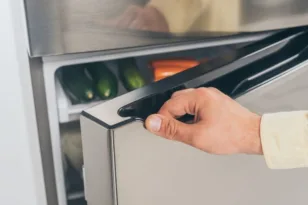Τι απαγορεύεται και τι επιτρέπεται να βάζουμε στην πόρτα του ψυγείου μας
