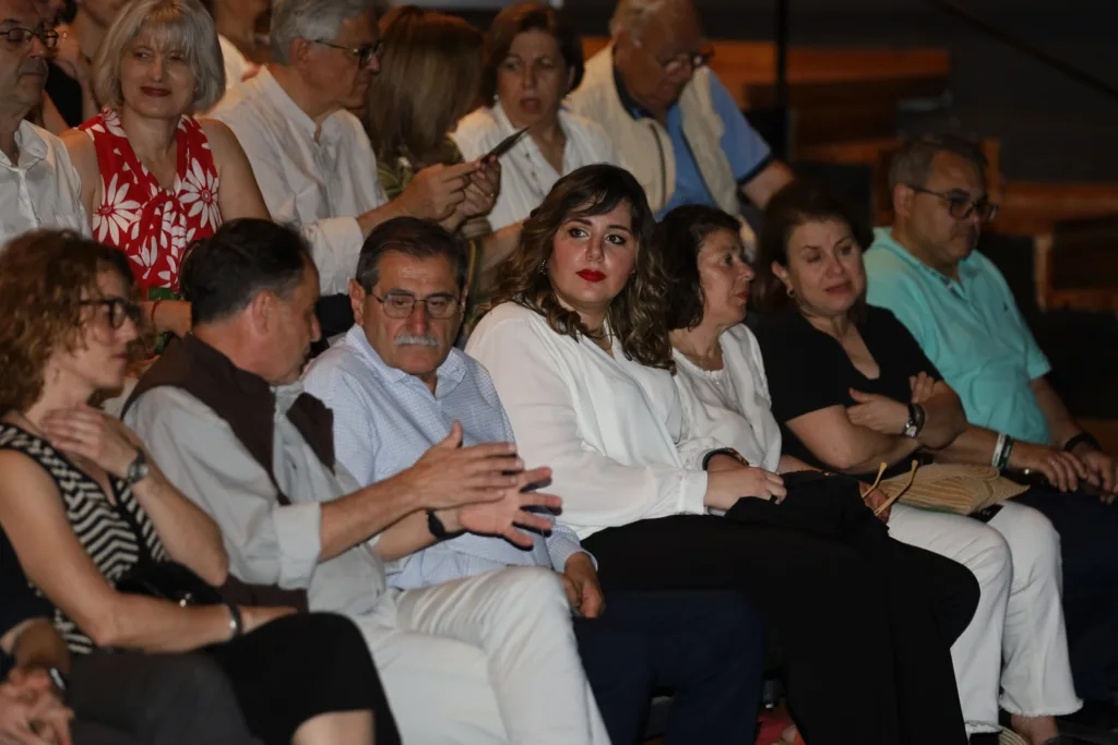 Πάτρα: Ο «Επιθεωρητής» έκανε πρεμιέρα με ροκ ρυθμό και βγαίνει στις γειτονιές ΦΩΤΟ