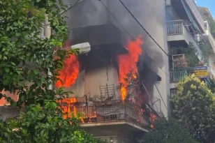 Φωτιά σε διώροφο κτίριο στην Καλλιθέα