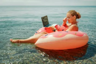 Δουλειά με θέα θάλασσα: Η γενιά του «Quiet Vacationing» αλλάζει τους κανόνες της τηλεργασίας