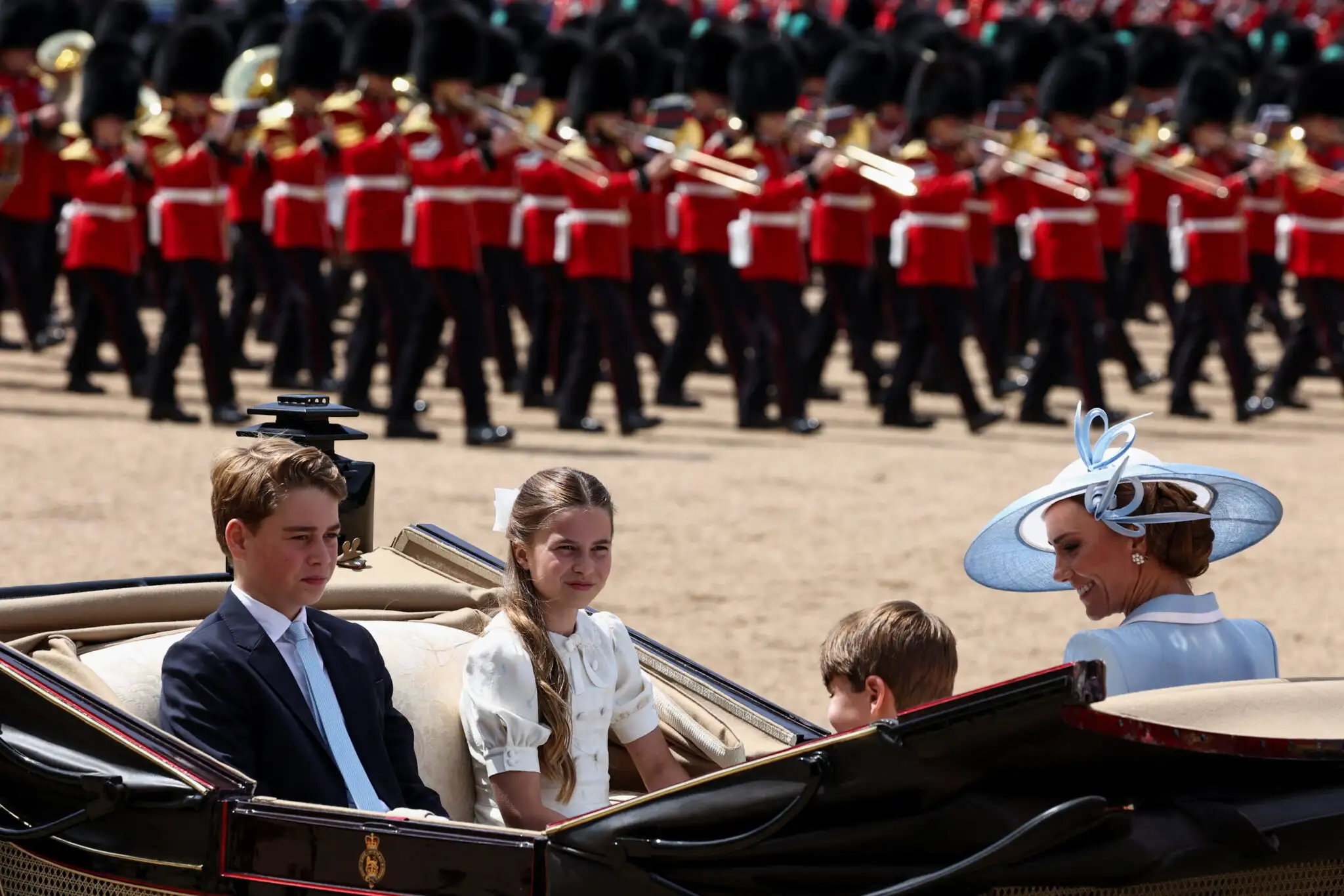 Κέιτ Μίντλετον: Η γαλάζια εμφάνιση στο Trooping the Colour που έκλεψε τις εντυπώσεις Κέιτ Μίντλετον: Η γαλάζια εμφάνιση στο Trooping the Colour που έκλεψε τις εντυπώσεις