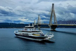 Ρίο-Αντίρριο: Τα φέρι που συνεχίζουν να περνούν απέναντι, 22 χρόνια μετά τη Γέφυρα