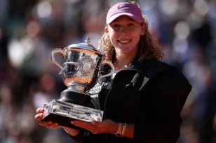Roland Garros: Η Αντρέεβα «σάρωσε» τη Χβαλίνσκα και κατέκτησε τον πρώτο Grand Slam της καριέρας της