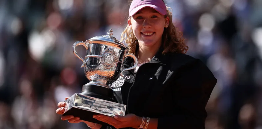 Roland Garros: Η Αντρέεβα «σάρωσε» τη Χβαλίνσκα και κατέκτησε τον πρώτο Grand Slam της καριέρας της