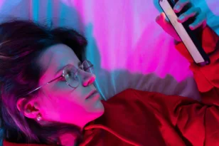 Brain rot: Γιατί βλέπουμε βλακείες στο internet ενώ ξέρουμε ότι βλέπουμε βλακείες