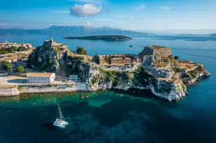 Κέρκυρα: Ο καλοκαιρινός οδηγός για Παλιά Πόλη, παραλίες, χωριά και γεύσεις