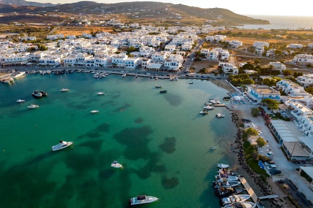 Πάρος travel guide: Τι να δεις, πού να κολυμπήσεις και γιατί αξίζει μια μέρα στην Αντίπαρο