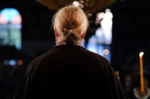 «Δεν έβαζε ποτέ κατσαρόλα. Αγόραζε ακριβά φουστάνια και παπούτσια», ιερέας στη Θεσσαλονίκη καταδικάστηκε σε για ενδοοικογενειακή απειλή κατά της πρεσβυτέρας