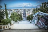 Τα μπαλκόνια της Πάτρας: Φρουροί, κρατούμενοι και αυτοκράτειρες στα ίδια σημεία θέας