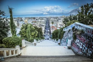 Τα μπαλκόνια της Πάτρας: Φρουροί, κρατούμενοι και αυτοκράτειρες στα ίδια σημεία θέας