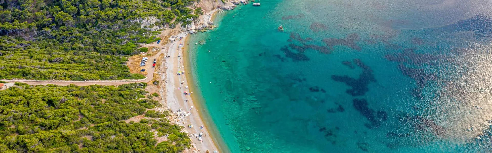 Η παραλία Σκαλωσιά στην Περαχώρα με βότσαλα, βαθιά νερά και φυσικό τοπίο μακριά από την πολυκοσμία