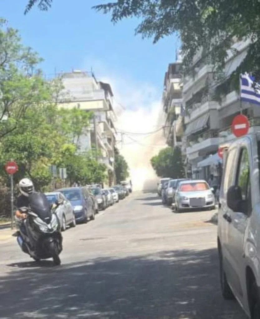 «Πνίγηκε» στη σκόνη η γειτονιά στα Πετράλωνα ΦΩΤΟ αμέσως μετά την κατάρρευση