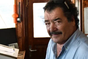 Γιάννης Σκοπελίτης: Το τελευταίο ταξίδι του καπετάνιου που ένωσε τις Μικρές Κυκλάδες