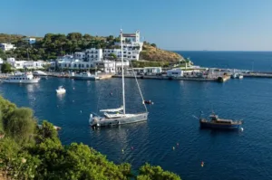 Καλοκαίρι 2026: 5 ελληνικά νησιά «διαμάντια» που θα κάνεις φέτος φθηνές διακοπές χωρίς να «ματώσεις»