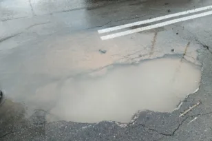 Σπασμένος αγωγός πλημμύρισε δρόμους στο κέντρο της Πάτρας ΒΙΝΤΕΟ