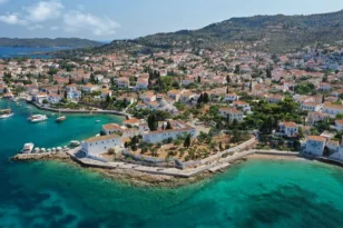Το ελληνικό εξοχικό αλλάζει ρόλο: Από όνειρο ζωής σε εισόδημα από τουρισμό