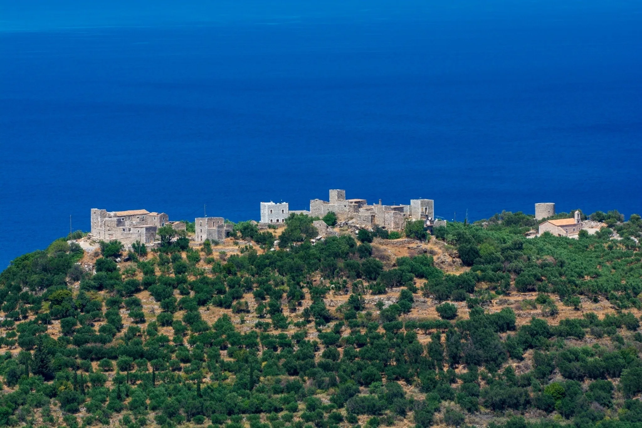 Από Σελινίτσα μέχρι Λιμένι: Πώς να οργανώσεις τις βουτιές σου στη Μέσα Μάνη Παραλίες στη Μέσα Μάνη με άσπρο βότσαλο και καθαρά γαλάζια νερά