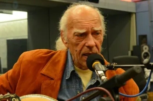 Στέλιος Βαμβακάρης: Ο άνθρωπος που έβαλε το μπουζούκι να μιλήσει μπλουζ