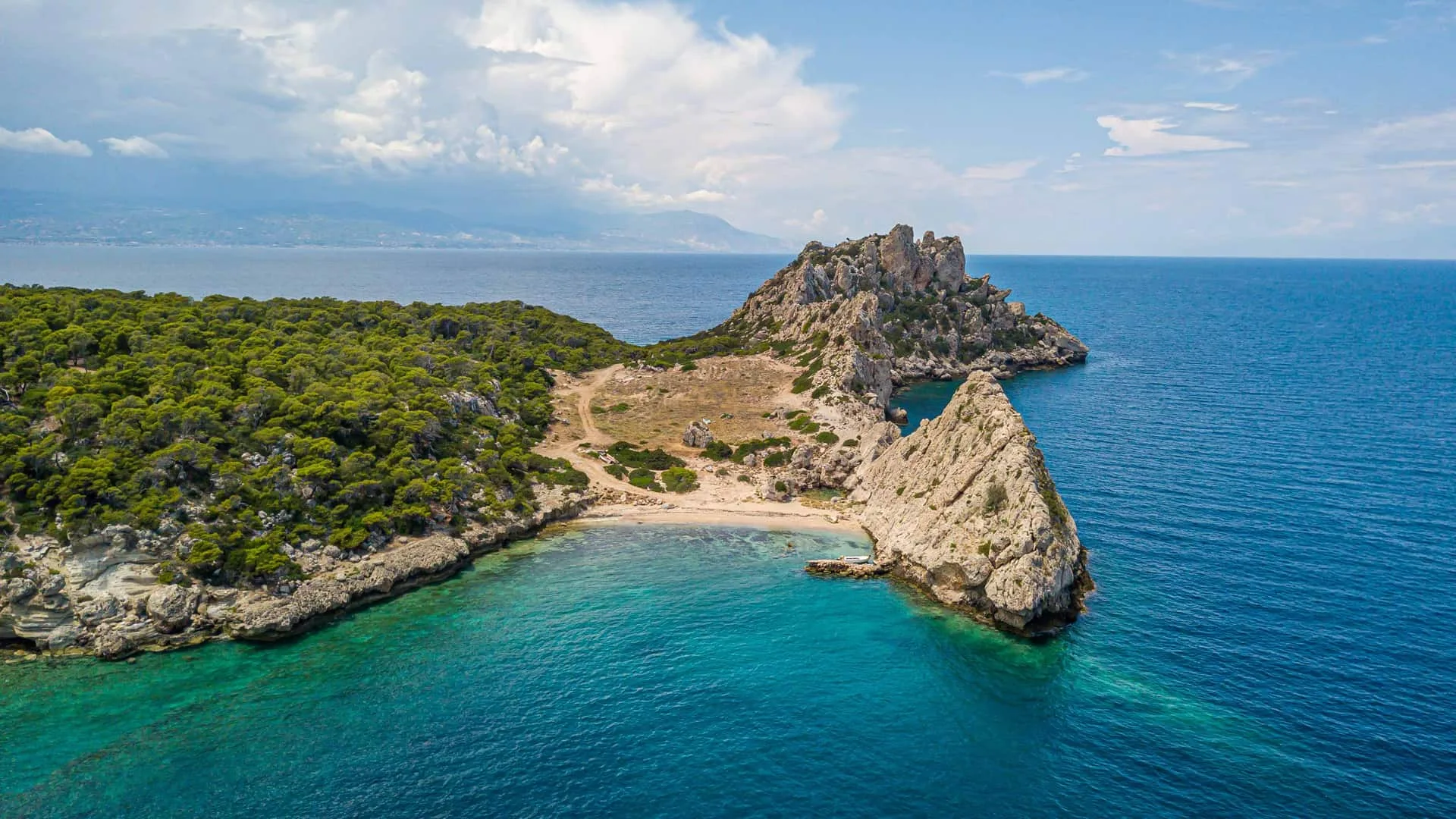 Η ήσυχη παραλία Στέρνα στο Λουτράκι με καθαρά νερά και απομονωμένο καλοκαιρινό σκηνικό