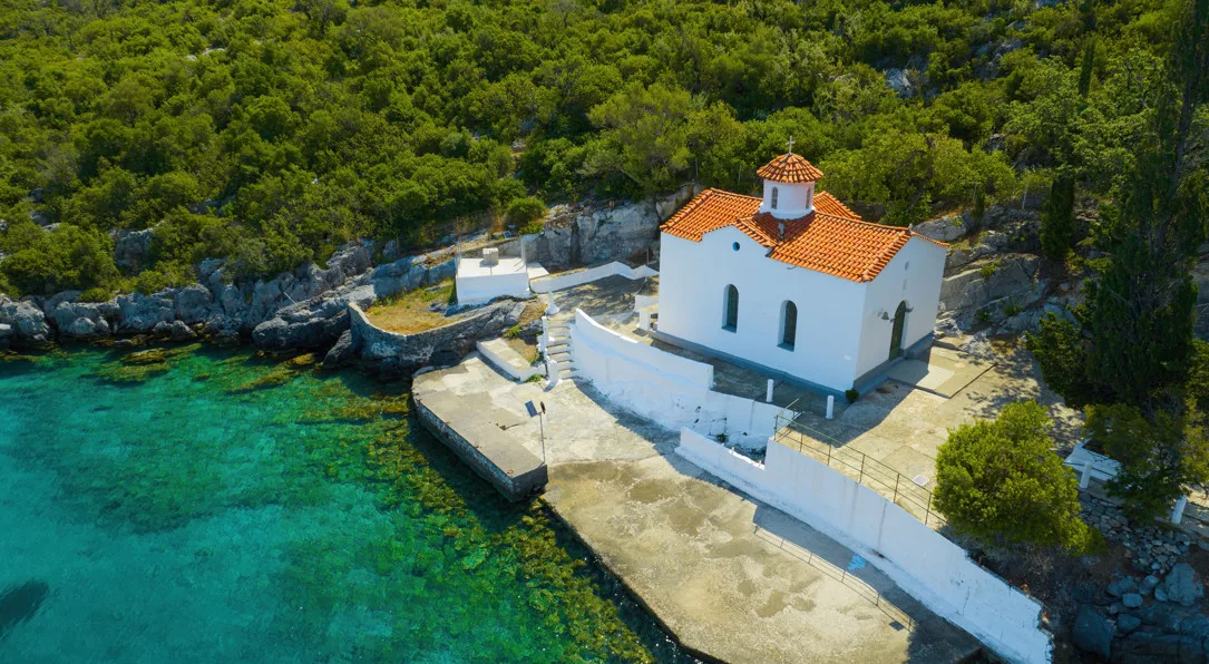 Τα χωριά της Πελοποννήσου όπου πας για μπάνιο και μένεις μέχρι να ανάψουν τα φώτα στις ταβέρνες
