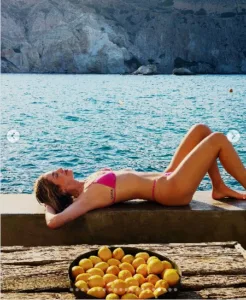 Εκαψε τη Μήλο με την εμφάνισή της η διάσημη Κιάρα Φεράνι ΦΩΤΟΓΡΑΦΙΕΣ