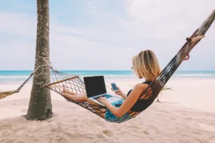 «Summer Burnout»: Γιατί καταρρέουμε λίγο πριν τις καλοκαιρινές διακοπές;