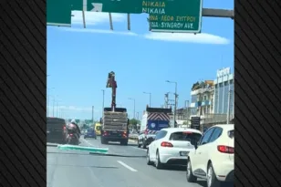Σκηνές τρόμου στον Κηφισό, γλίτωσαν από θαύμα επιβάτες μηχανής, γερανοφόρο ξήλωσε τα πάντα! ΦΩΤΟ