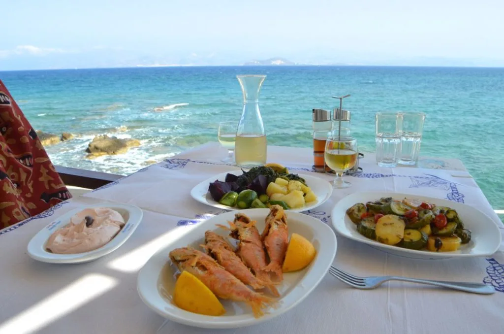 Πάρος travel guide: Τι να δεις, πού να κολυμπήσεις και γιατί αξίζει μια μέρα στην Αντίπαρο