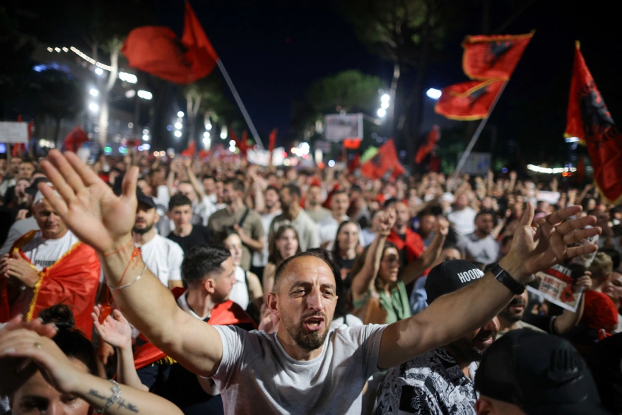 Η «επανάσταση των φλαμίνγκο» φουντώνει στην Αλβανία – Χιλιάδες κατά της επένδυσης Κούσνερ