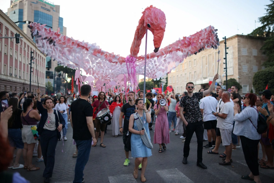 Η «επανάσταση των φλαμίνγκο» φουντώνει στην Αλβανία – Χιλιάδες κατά της επένδυσης Κούσνερ