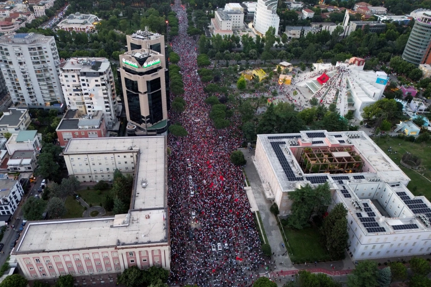 Η «επανάσταση των φλαμίνγκο» φουντώνει στην Αλβανία – Χιλιάδες κατά της επένδυσης Κούσνερ