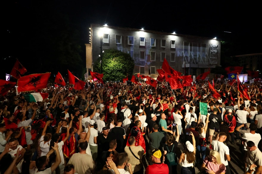 Η «επανάσταση των φλαμίνγκο» φουντώνει στην Αλβανία – Χιλιάδες κατά της επένδυσης Κούσνερ
