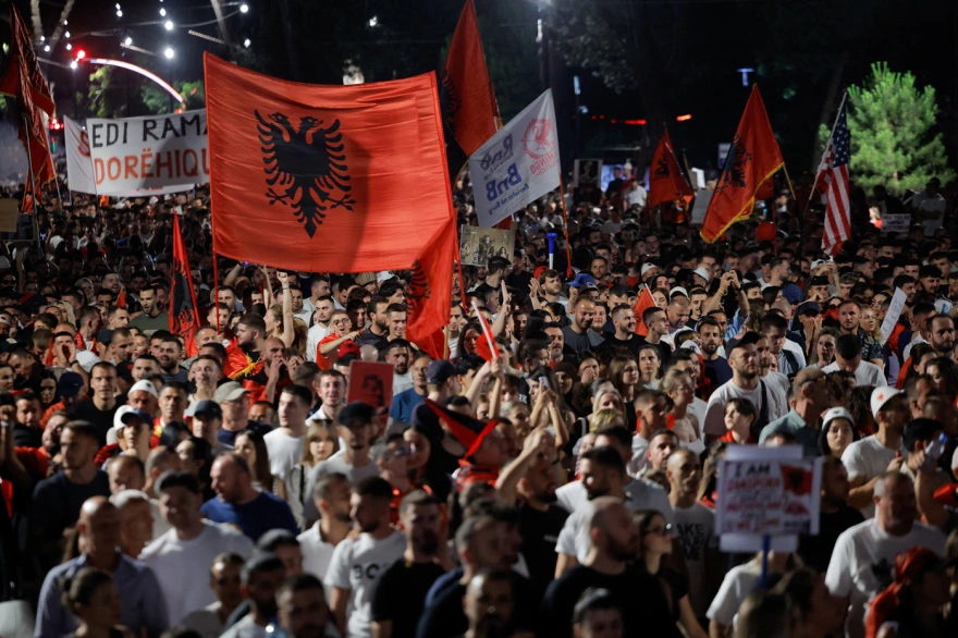 Η «επανάσταση των φλαμίνγκο» φουντώνει στην Αλβανία – Χιλιάδες κατά της επένδυσης Κούσνερ Η «επανάσταση των φλαμίνγκο» φουντώνει στην Αλβανία – Χιλιάδες κατά της επένδυσης Κούσνερ
