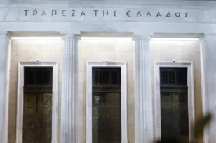 Τράπεζα της Ελλάδος: Στο 4,45% η «ψαλίδα» μεταξύ καταθέσεων και δανείων τον Απρίλιο