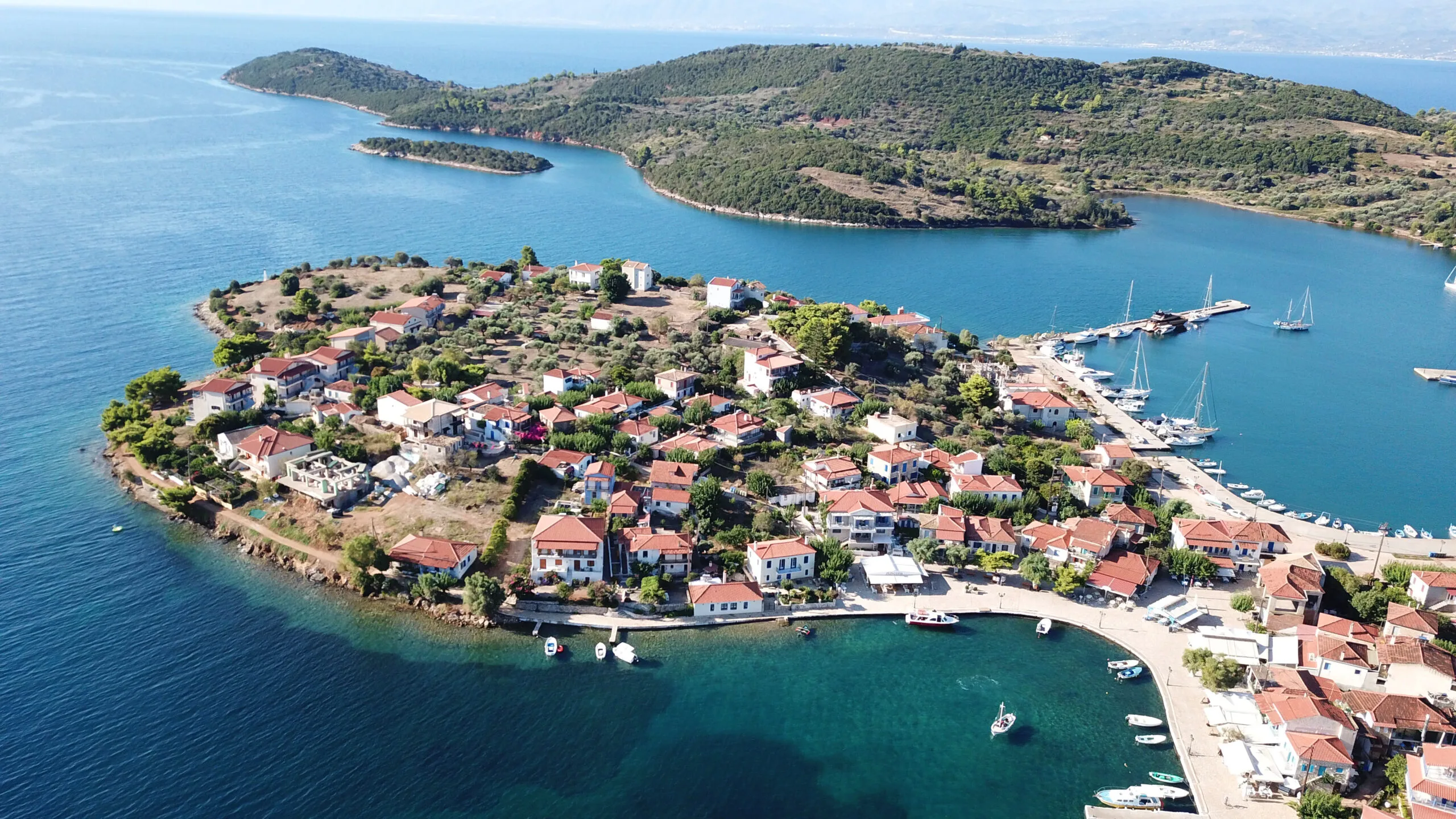 Τριζόνια: Το άγνωστο νησί του Κορινθιακού χωρίς αυτοκίνητα