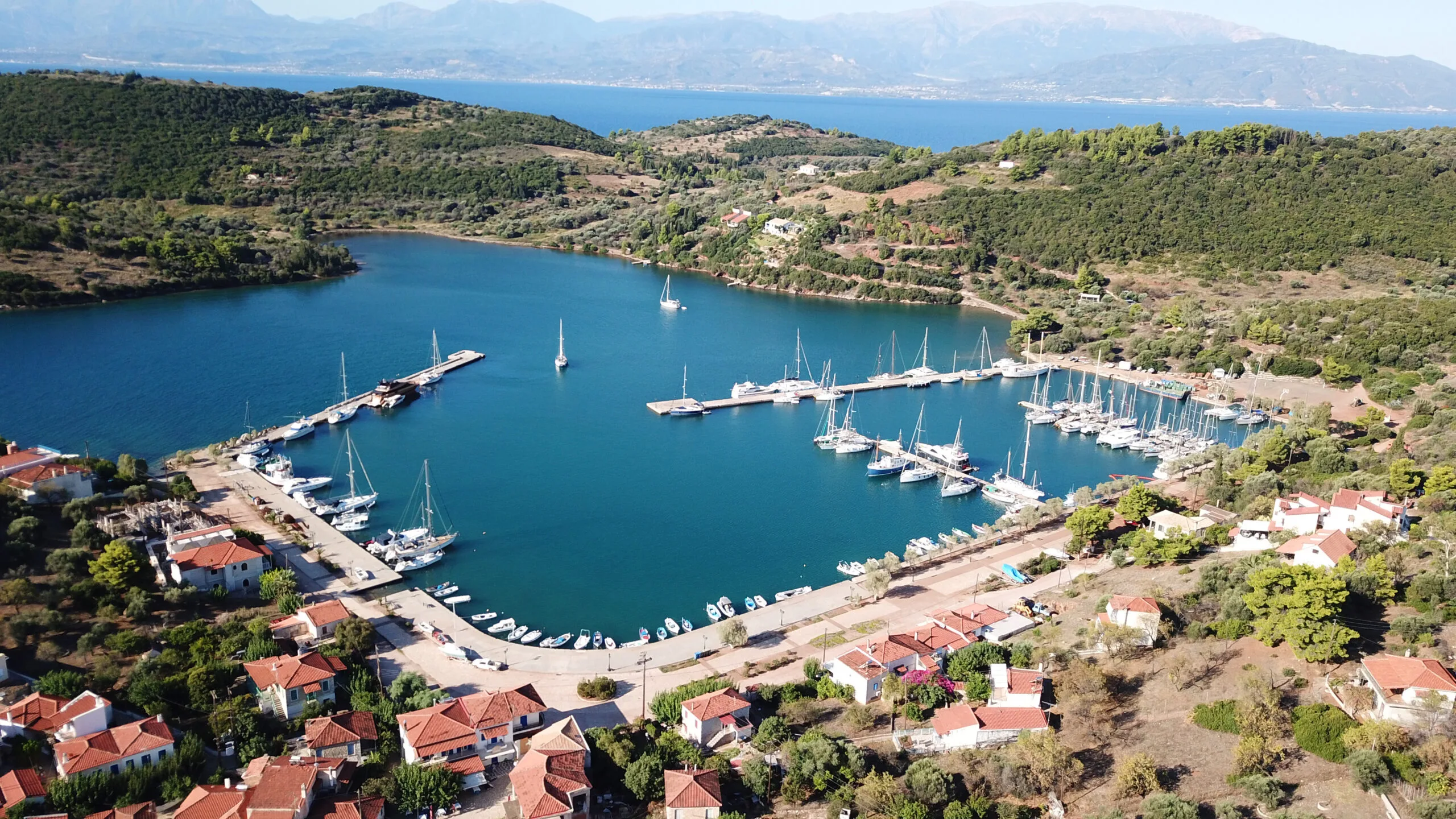 Τριζόνια: Το άγνωστο νησί του Κορινθιακού χωρίς αυτοκίνητα